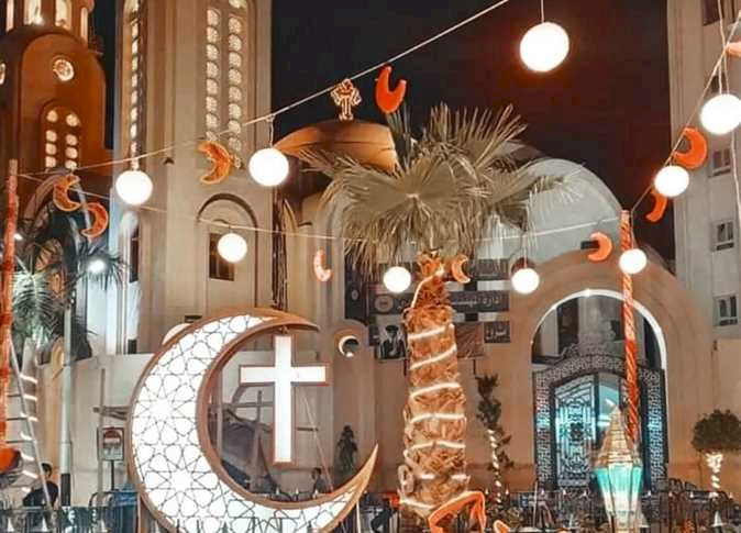 فيها حاجة حلوة.. الأقباط يزينون ميدان أكبر كنائس المنيا للاحتفال بشهر رمضان