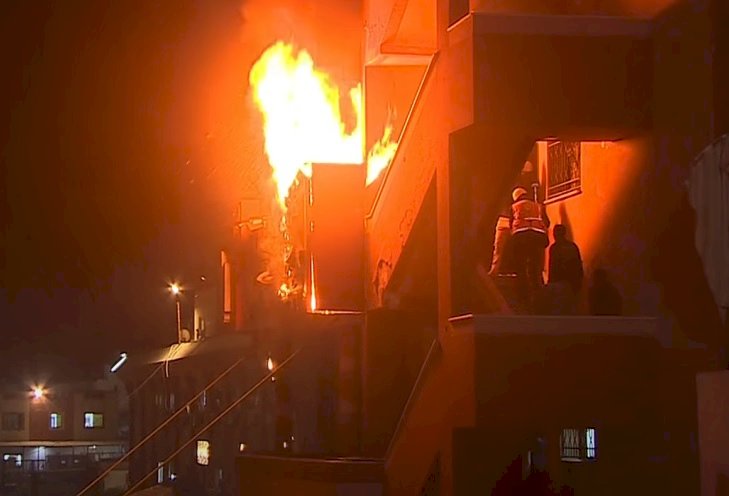 الاحتلال يطلق صاروخ موجه يشعل النيران في مستشفي ناصر الطبي والشهداء بالعشرات