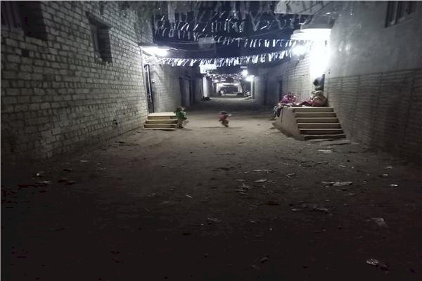 شارع بقرية دمشير بالمنيا يعاني من الظلام لعدم توافر أعمدة للإنارة