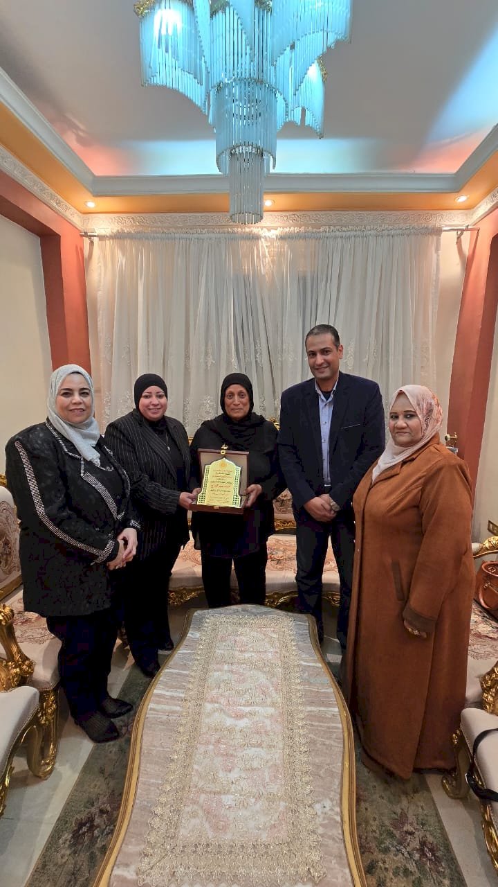 حزب الشعب الجمهوري بقنا يكرم الأم المثالية لشهيد الشرطة 2025