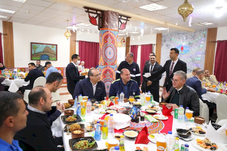 وزير البترول  يشارك العاملين  بالصحراء الغربية الإفطار الرمضاني