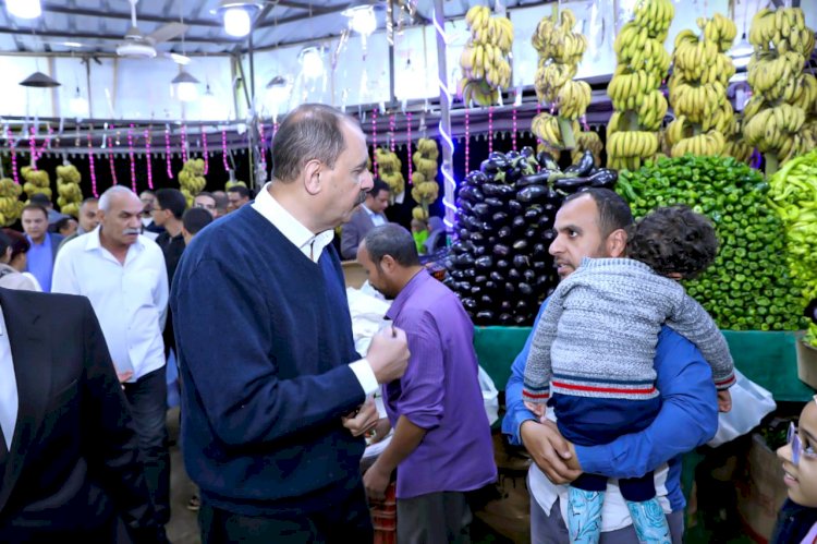 محافظ سوهاج يتفقد الشارع يستمع لمطالب المواطنين