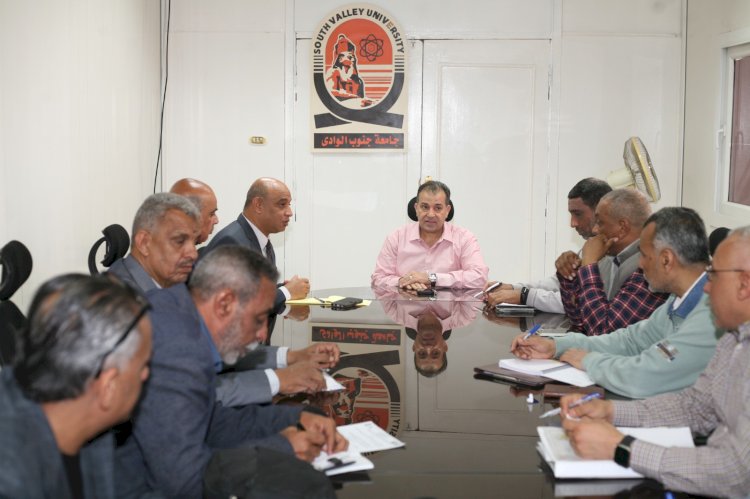 رئيس جامعة جنوب الوادى يعقد اجتماعًا للدورة العربية ال 19 لخماسيات كرة القدم