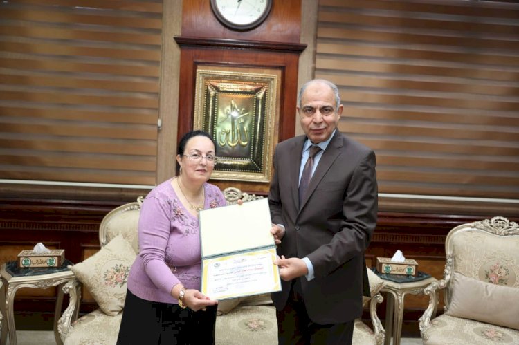 محافظ المنيا يستقبل الفائزة بلقب الأم المثالية ويؤكد: الأم نبع العطاء