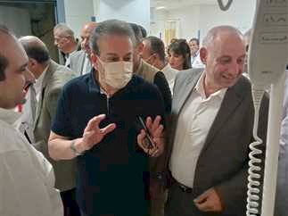 مريض لوزير الصحة خلال زيارته مستشفى بالمنيا: أول مرة أشوف كل الأطباء دول