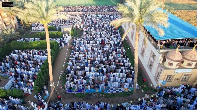 المحافظون يؤدون صلاة عيد الفطر ويشيدون بجهود وزارة الأوقاف الدعوية خلال رمضان