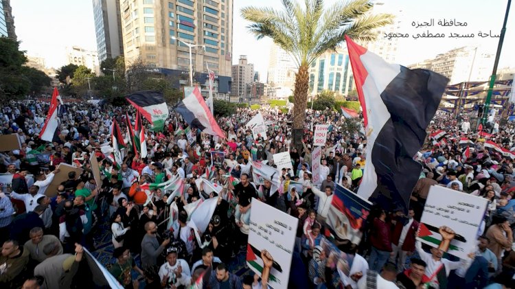 ملايين المصريين يحتفلون بعيد الفطر بلافتات تأييد للسيسي ودعم فلسطين ولا للتهجير