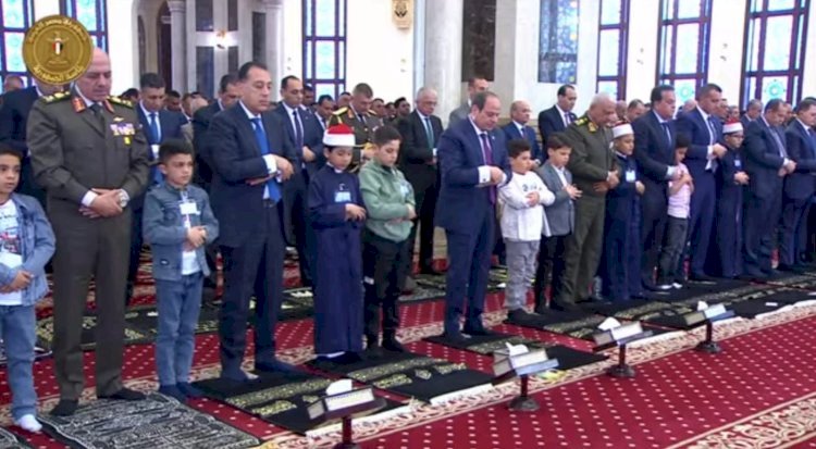 السيسي يؤدي صلاة العيد بمسجد المشير.. ووقفات تأييد للرئيس في المحافظات