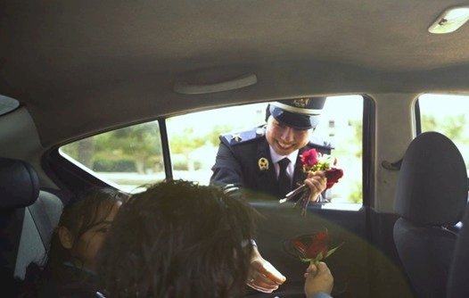 رجال الشرطة يشاركون المواطنين الإحتفال بالعيد