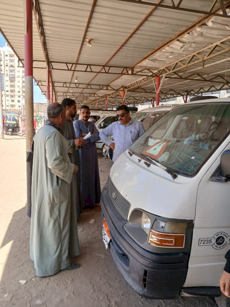 محافظ سوهاج يُكلف بتكثيف الرقابة على مواقف السرفيس والأجرة خلال إجازة العيد