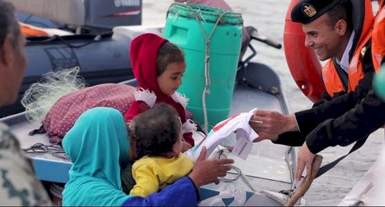 رجال الشرطة يواصلون مشاركة المواطنين الإحتفال بالعيد وتوزيع الهدايا