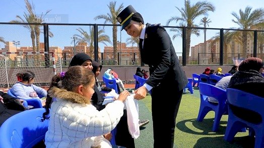 رجال الشرطة يواصلون مشاركة المواطنين الإحتفال بالعيد وتوزيع الهدايا