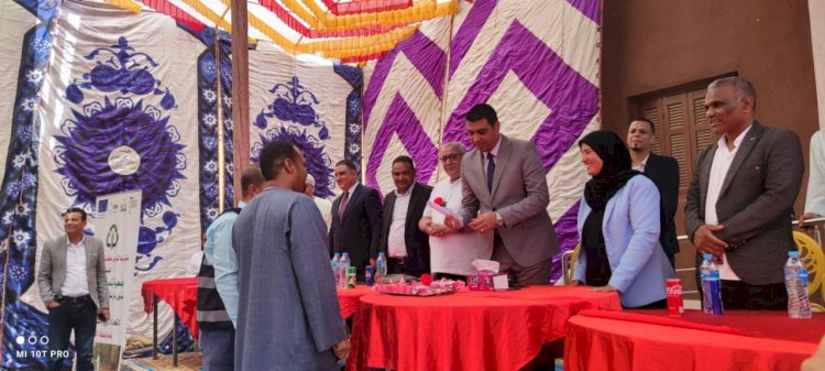 الدكتور هشام أبو زيد و هدى  بكرى يسلمان  15 ماكينة فرم مخلفات قصب السكر