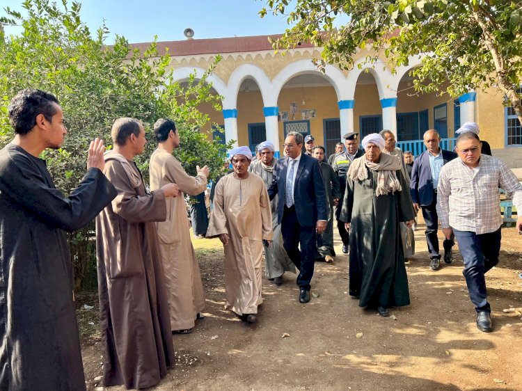 محافظ قنا يُقدِّم واجب العزاء في شهيد الواجب الوطني النقيب محمود عبد الصبور