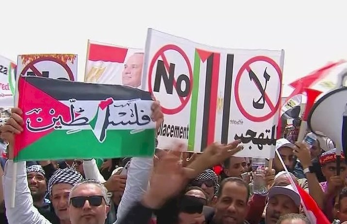 يا تعود القدس يا إما نموت .. آلاف المصريين يتغنون بها في العريش تضامنا مع فلسطين