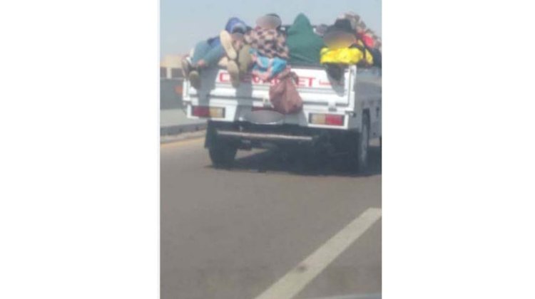 ضبط قائد سيارة ربع نقل  قام بتحميل  اطفال بالصندوق الخلفى