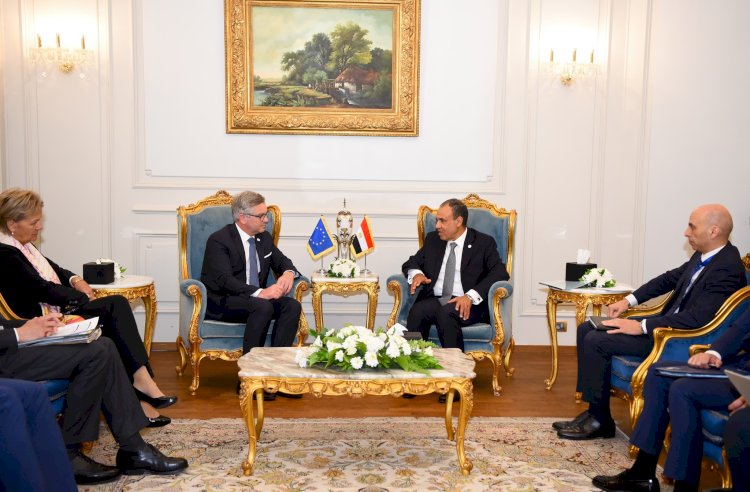 وزير الخارجية يلتقي بالمفوض الأوروبي للشئون الداخلية والهجرة