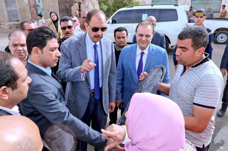 محافظ سوهاج يتفقد أعمال رصف وتطوير شارع طراد النيل بمدينة أخميم