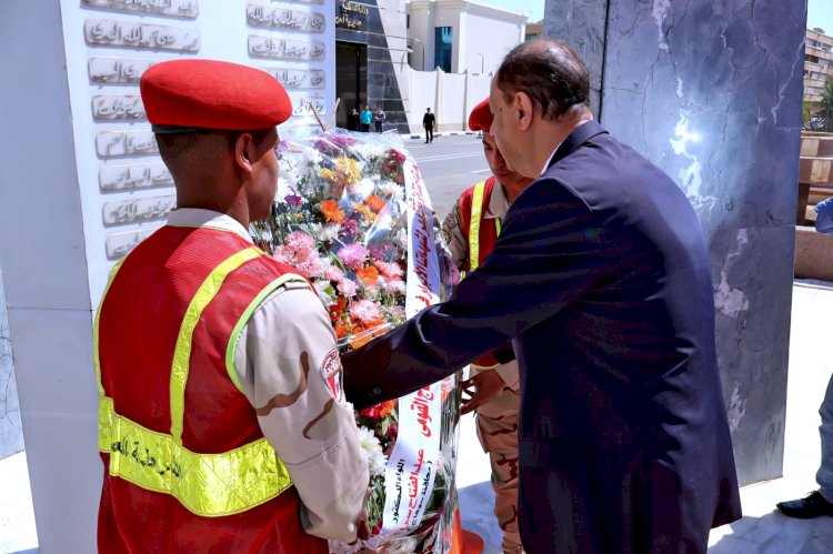 محافظ سوهاج يضع إكليلا من  الزهور على النصب التذكاري لشهداء المحافظة