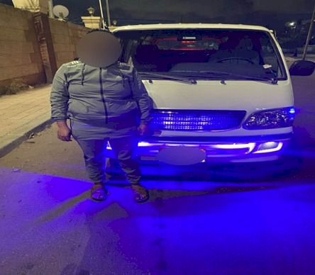 نكشف فيديو قيام قائد سيارة ميكروباص بفتح باب السيارة أثناء السير بالإسكندرية