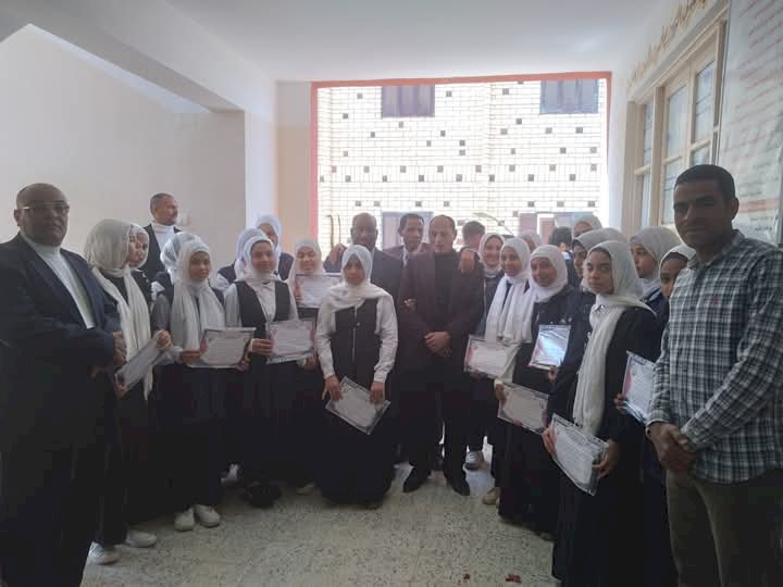 تكريم المتفوقين وحفظة القرآن الكريم في فصول الأوسط قمولا الثانوية بنقادة