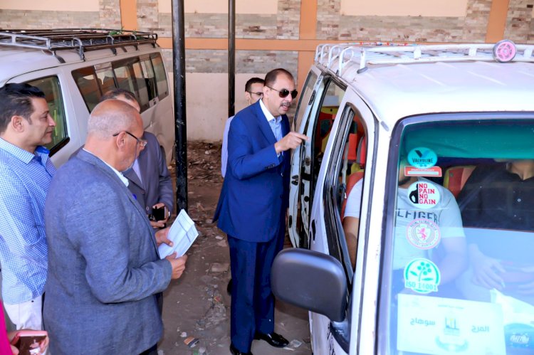 محافظ سوهاج يتفقد العمل بمواقف سيارات الأجرة بعد زيادة اسعار المواد البترولية