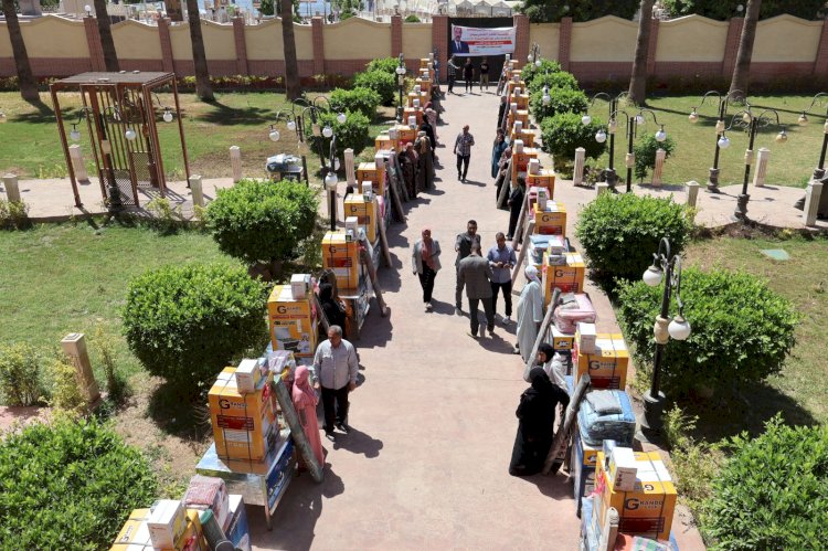 محافظ سوهاج يسلم 25 جهاز عروس للفتيات المقبلات على الزواج الأولى بالرعاية