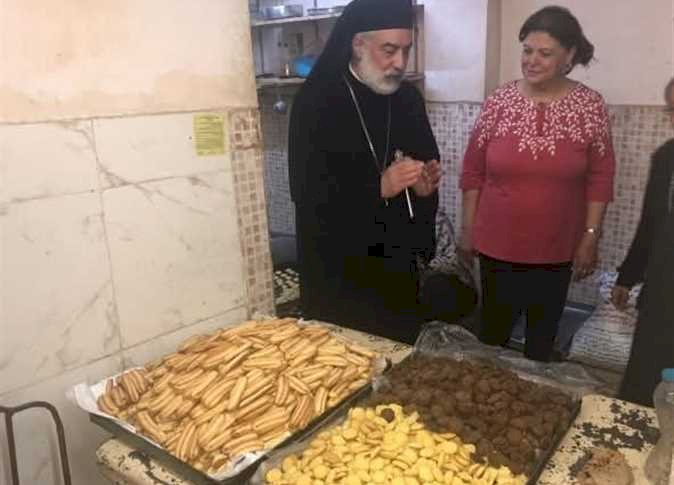 مطران كاثوليك المنيا يتفقد منفذ أم الرحمة للخدمات