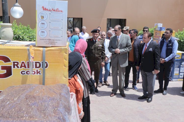 محافظ سوهاج يواصل توزيع أجهزة العرائس ويسلم 25 جهازًا للفتيات الأولى بالرعاية