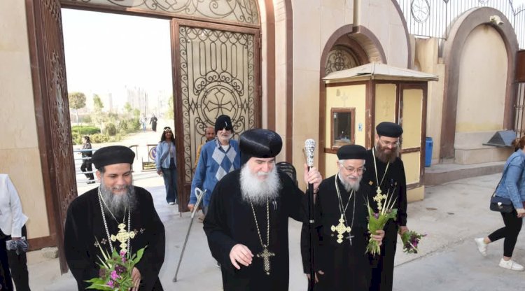 أساقفة بني سويف يتراسون قداس " أحد الشعانين" بمشاركة  الآلاف من الأقباط 