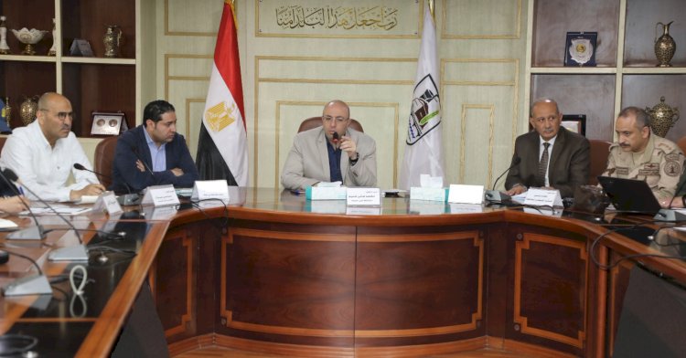 اجتماع  محافظ  بنى سويف بالقيادات لمواجهة الأزمات والكوارث