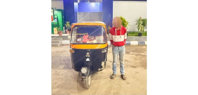 ضبط  سائق  توك توك قام بالسير عكس الإتجاه بمزلقان سكة حديد بالشرقية