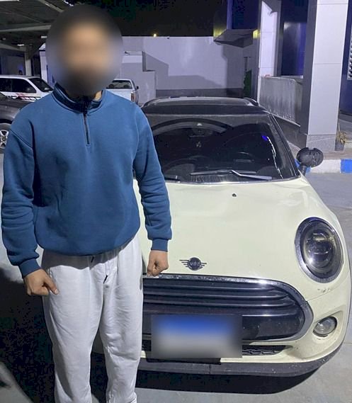 نكشف فيديو تشبث فرد شرطة بسيارة حال محاولته منع قائدها من الهروب بالاسماعيلية