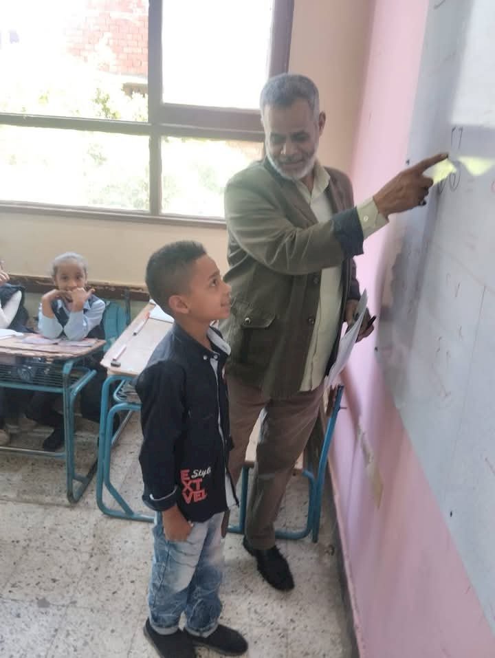 احمد العجوز  يتفقد مدرسة الشهيد خالد رجب على مراد للتعليم الأساسي بالترامسة