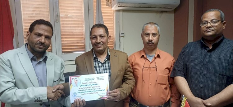 مدير تعليم بأبوتشت يكرم رئيس قسم تنسيق الإداريين لبلوغة السن القانوني للتقاعد