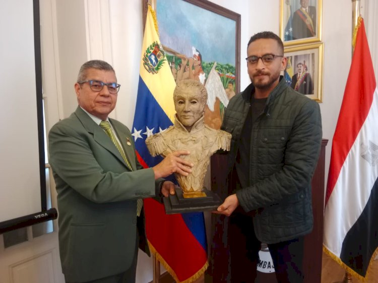 الفنان التشكيلي أحمد رضا يهدي السفارة الفنزويلية تمثالاً للقائد سيمون بوليفار