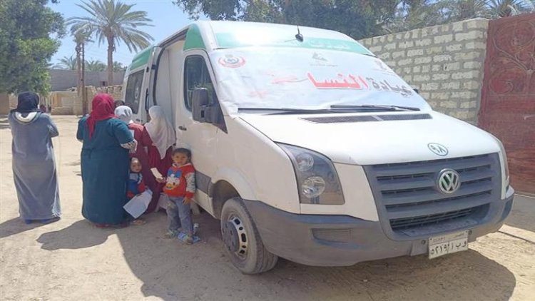 الكشف على 618 مريضا في قافلة طبية بالمنيا