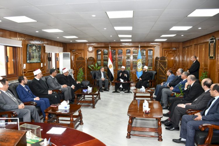 وزير الأوقاف وقيادات الوزارة يقدمون واجب العزاء في والد رئيس جامعة الأزهر