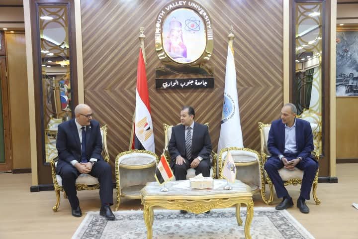 رئيس جامعة جنوب الوادي يلتقي وفد البنك الزراعي المصري لبحث سبل  التعاون المشترك