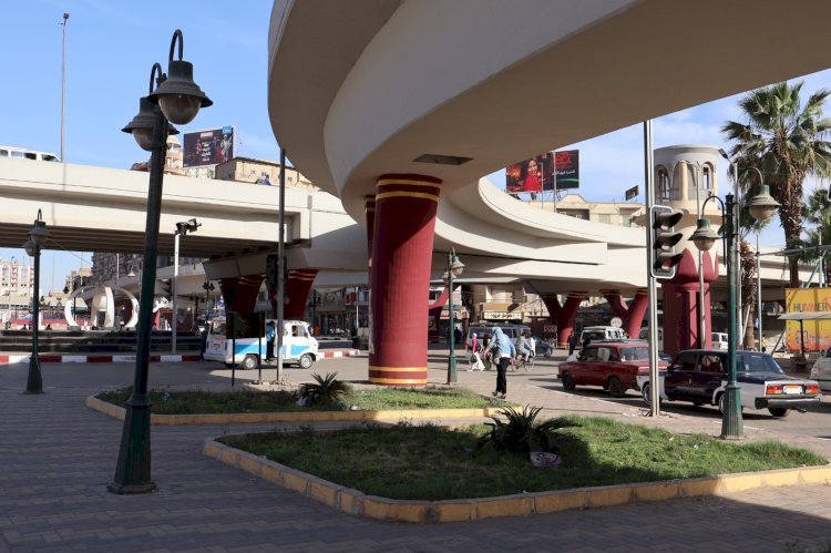 محافظ سوهاج يتابع أعمال تطبيق الهوية البصرية بميدان الثقافة