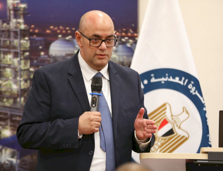 المتحدث الرسمي لوزارة البترول يلتقي بمحرري الوزارة