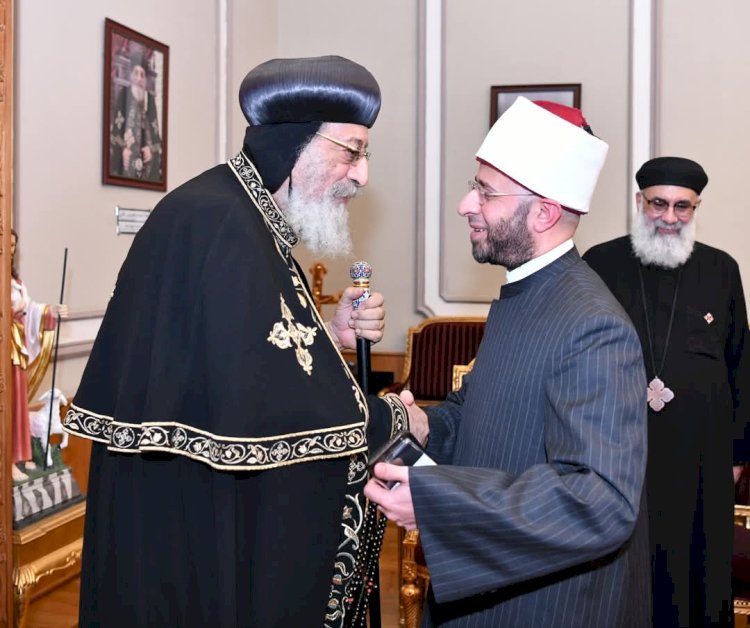وزير الأوقاف يهنئ قداسة البابا تواضروس الثاني بعيد القيامة المجيد