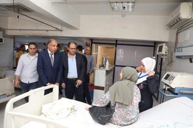 محافظ المنيا يزور مصابي حادث ملوى و يقرأ الفاتحة على أرواح الضحايا
