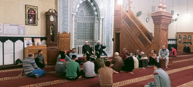 العلماء يشاركون في مجالس الصلاة على النبي بالمساجد