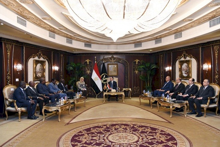 وزير الداخلية يبحث اخر المستجدات الامنية مع المفتش العام للشرطة الاوغندية
