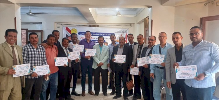 مدير تعليمية أبوتشت يكرم المشاركين في حفل ختام  معرض الأنشطة التربوية