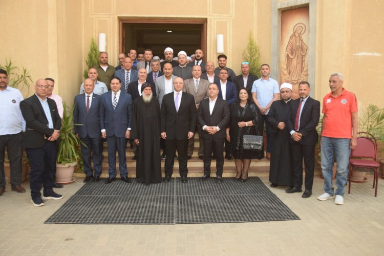 محافظ بني سويف يزور عددًا من الكنائس والأديرة للتهنئة بعيد القيامة المجيد