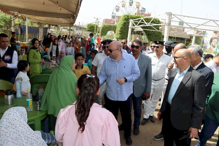 محافظ بني سويف يتفقد الحدائق والمتنزهات ويهنىء المواطنين بشم النسيم