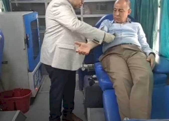 محافظ المنيا يتبرع بالدم ضمن الحملة القومية بديوان المحافظة