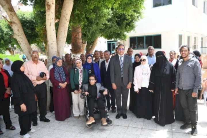 محافظ قنا يشارك في حفل مؤسسة العربي لتكريم 20 أماً مثالية ويشيد بالعمل المجتمعي